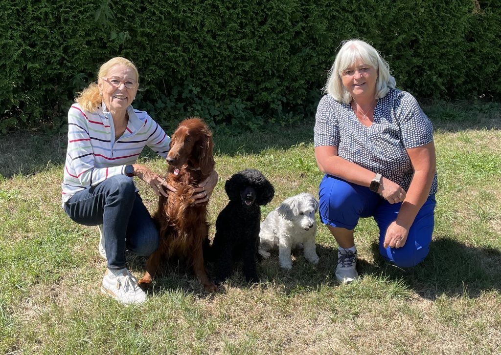 Uta mit Caileen und Susanne mit Nala und Tuffy